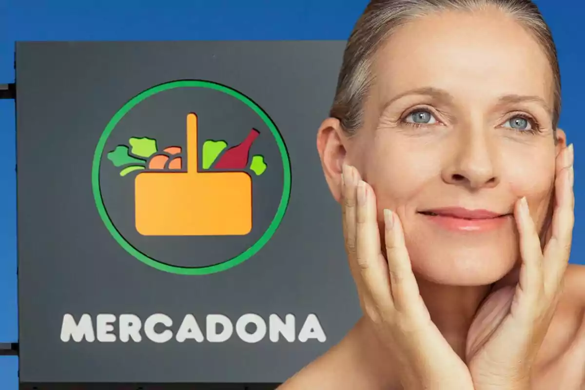 Mujer madura sonriente tocando su rostro frente a un cartel de Mercadona