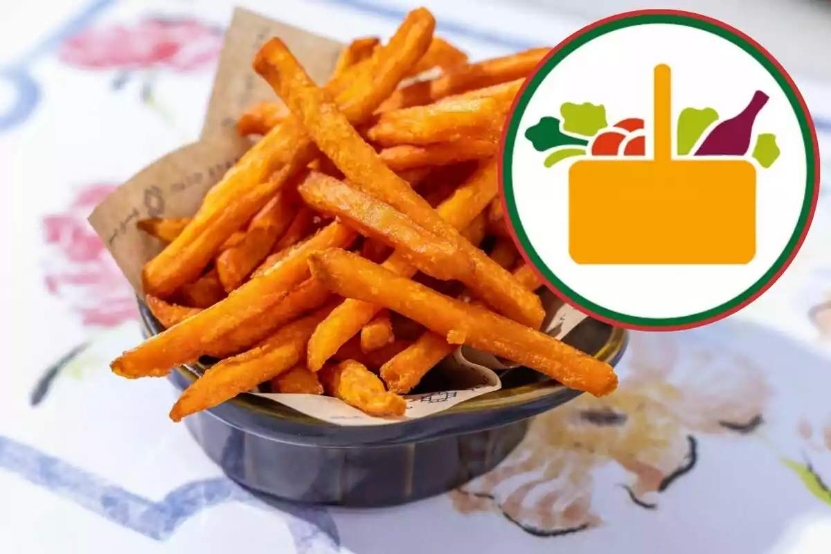 Papas fritas de camote servidas en un recipiente con un gráfico de canasta de alimentos en la esquina superior derecha Papas fritas de camote servidas en un recipiente con un gráfico de canasta de alimentos en la esquina superior derecha