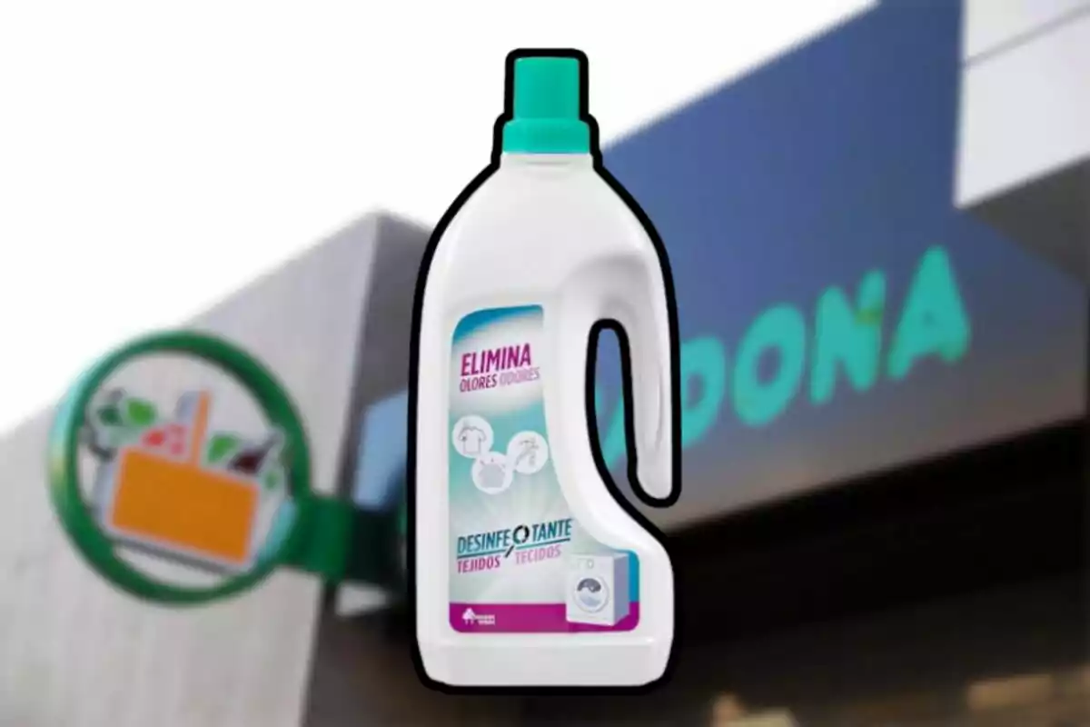 Botella de desinfectante de tejidos con tapa verde frente a una tienda Mercadona desenfocada Botella de desinfectante de tejidos con tapa verde frente a una tienda Mercadona desenfocada