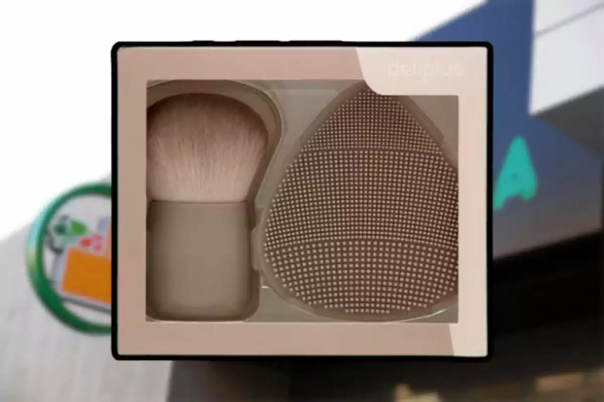 Set de brocha y limpiador de silicona para maquillaje en empaque de cartón beige de la marca Deliplus