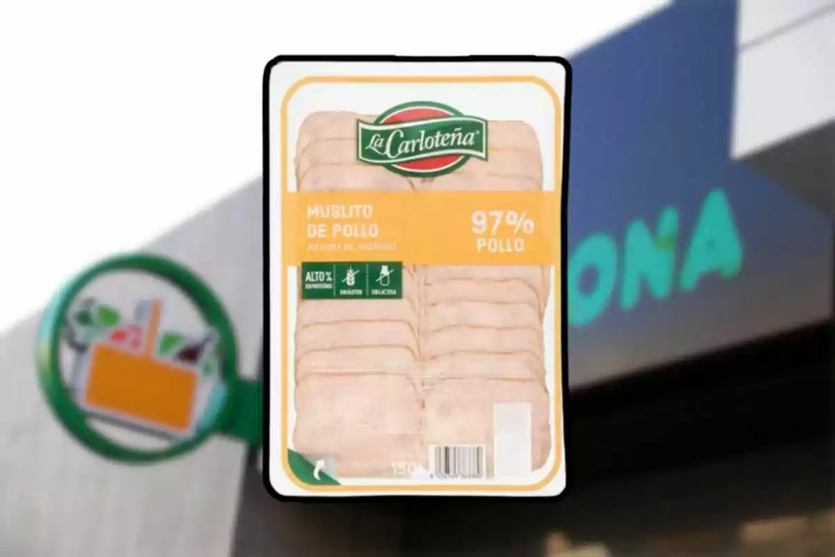 Envase de muslitos de pollo asado al horno marca La Carloteña con 97 por ciento de pollo frente a un supermercado Envase de muslitos de pollo asado al horno marca La Carloteña con 97 por ciento de pollo frente a un supermercado