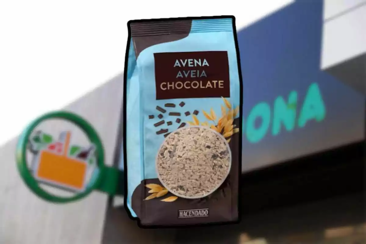 Paquet de civada amb xocolata de la marca Hacendado davant d’una botiga Mercadona desenfocada