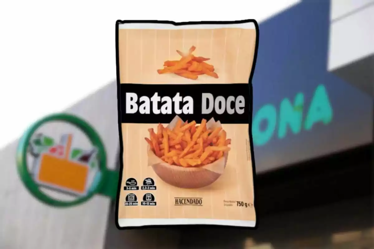 Bolsa de batatas fritas dulces de la marca Hacendado frente a un supermercado Mercadona Bolsa de batatas fritas dulces de la marca Hacendado frente a un supermercado Mercadona
