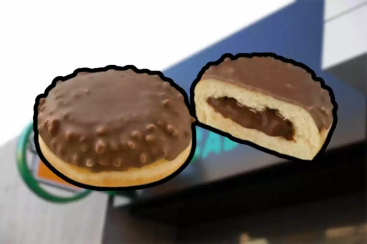 Dues dones cobertes de xocolata, una sencera i l’altra partida per la meitat mostrant el seu farcit cremós, amb un fons desenfocat d’una botiga. Dues dones cobertes de xocolata, una sencera i l’altra partida per la meitat mostrant el seu farcit cremós, amb un fons desenfocat d’una botiga.