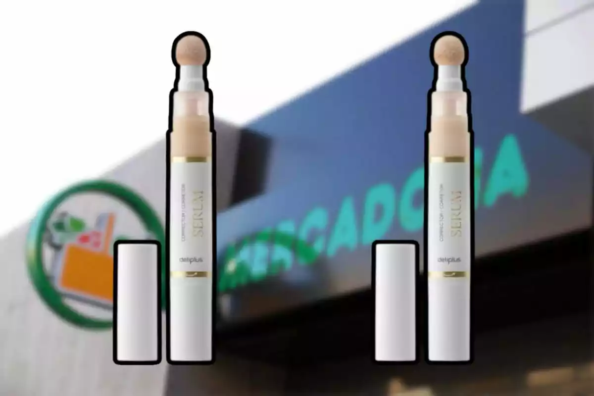 Dos correctors en format sèrum de la marca Deliplus amb fons d’una botiga Mercadona desenfocada Dos correctors en format sèrum de la marca Deliplus amb fons d’una botiga Mercadona desenfocada