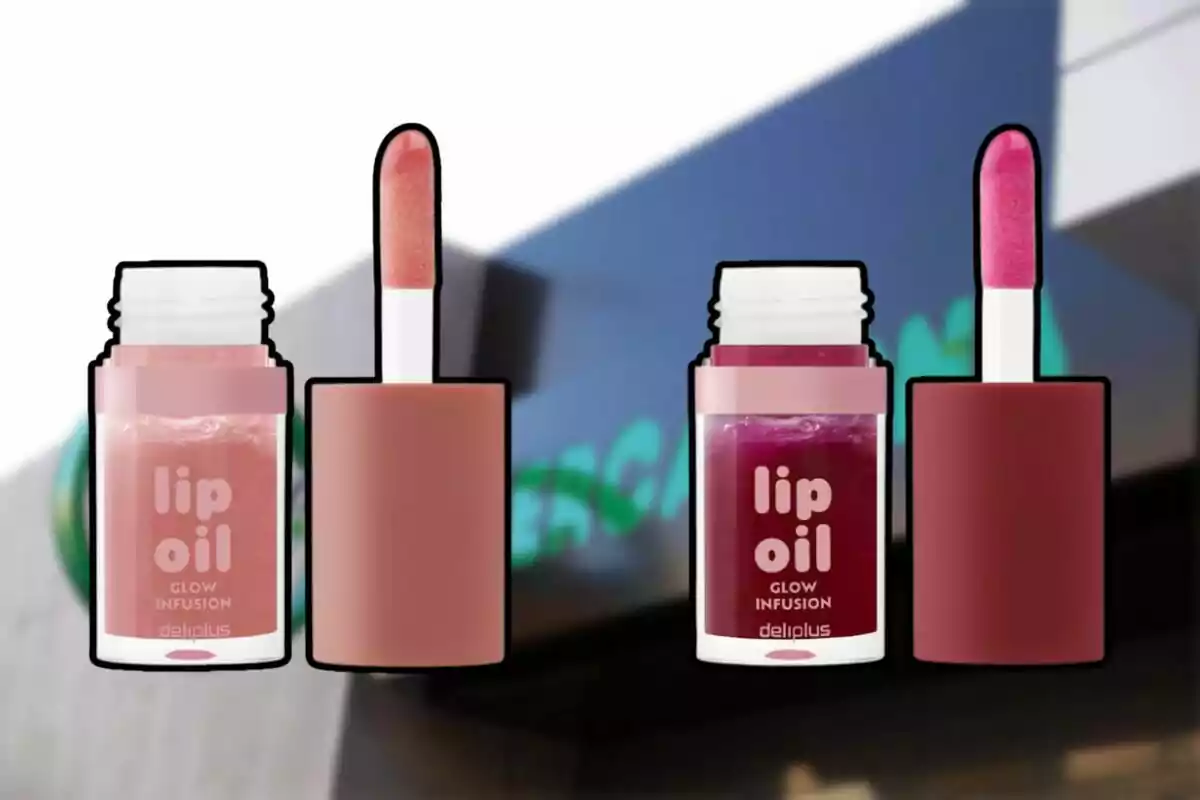 Dos brillos labiales Deliplus Lip Oil Glow Infusion en tonos rosa claro y fucsia con sus aplicadores, sobre un fondo desenfocado de una tienda. Dos brillos labiales Deliplus Lip Oil Glow Infusion en tonos rosa claro y fucsia con sus aplicadores, sobre un fondo desenfocado de una tienda.