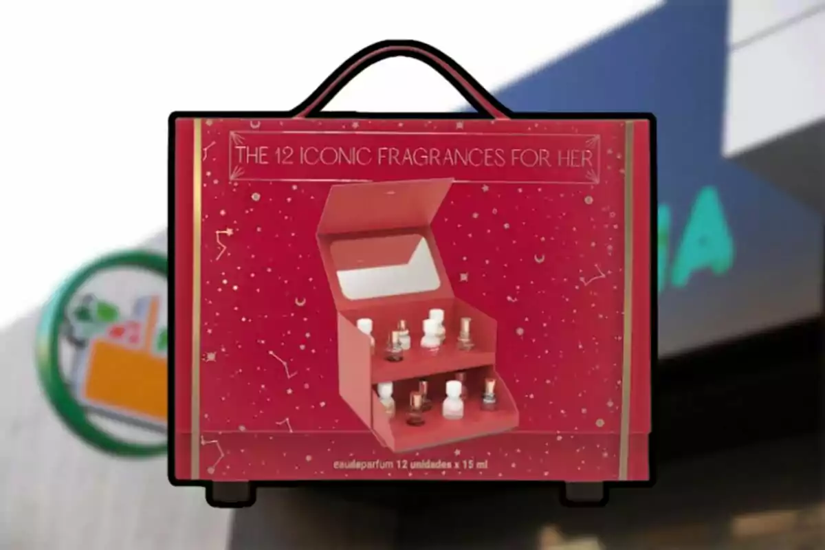 Estuche rojo con el texto The 12 Iconic Fragrances For Her que contiene doce frascos pequeños de perfume organizados en dos niveles