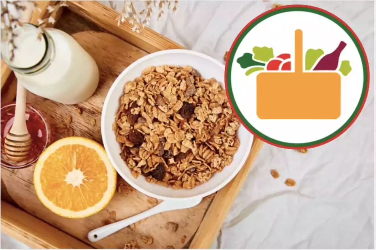 Desayuno con granola en un tazón blanco, medio vaso de leche, miel, media naranja y un logo de canasta con alimentos Desayuno con granola en un tazón blanco, medio vaso de leche, miel, media naranja y un logo de canasta con alimentos