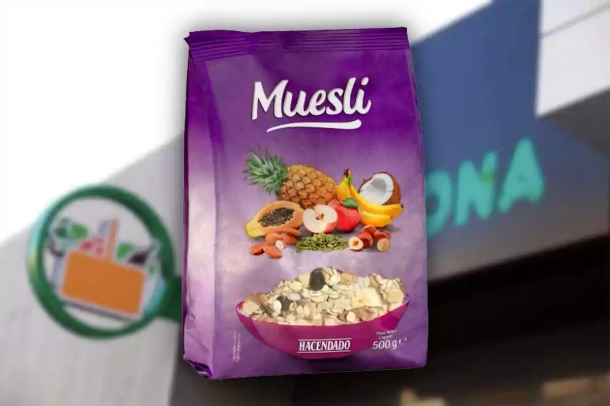 Bolsa de muesli Hacendado de 500 gramos con frutas y frutos secos sobre un fondo desenfocado Bolsa de muesli Hacendado de 500 gramos con frutas y frutos secos sobre un fondo desenfocado