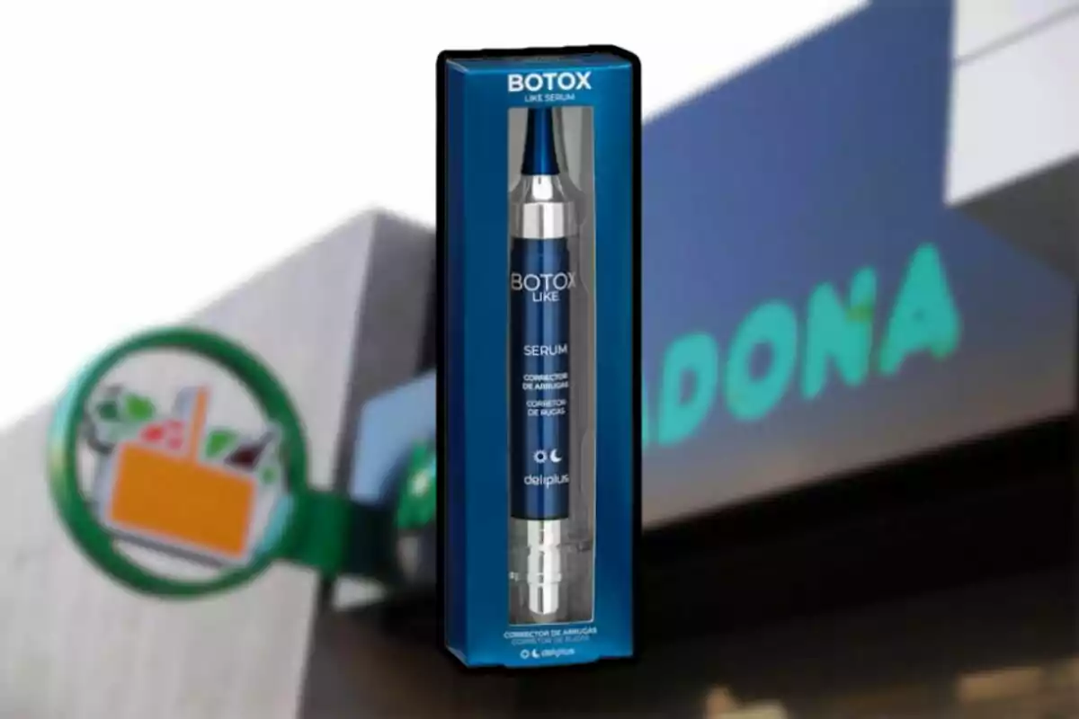 Envase de sérum Botox Like de la marca Deliplus en primer plano con el cartel de Mercadona desenfocado al fondo Envase de sérum Botox Like de la marca Deliplus en primer plano con el cartel de Mercadona desenfocado al fondo