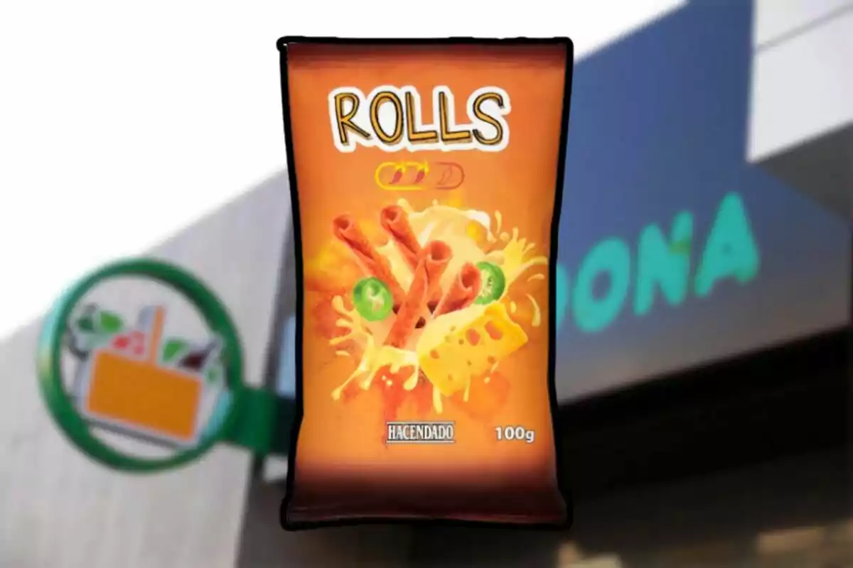 Bolsa de botana sabor queso y jalapeño de la marca Hacendado frente a una tienda