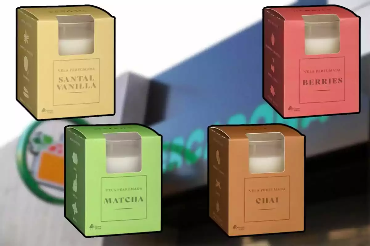 Cuatro cajas de velas aromáticas en colores beige, rojo, verde y marrón con los nombres Santal Vanilla, Berries, Matcha y Chai sobre un fondo borroso de una tienda. Cuatro cajas de velas aromáticas en colores beige, rojo, verde y marrón con los nombres Santal Vanilla, Berries, Matcha y Chai sobre un fondo borroso de una tienda.