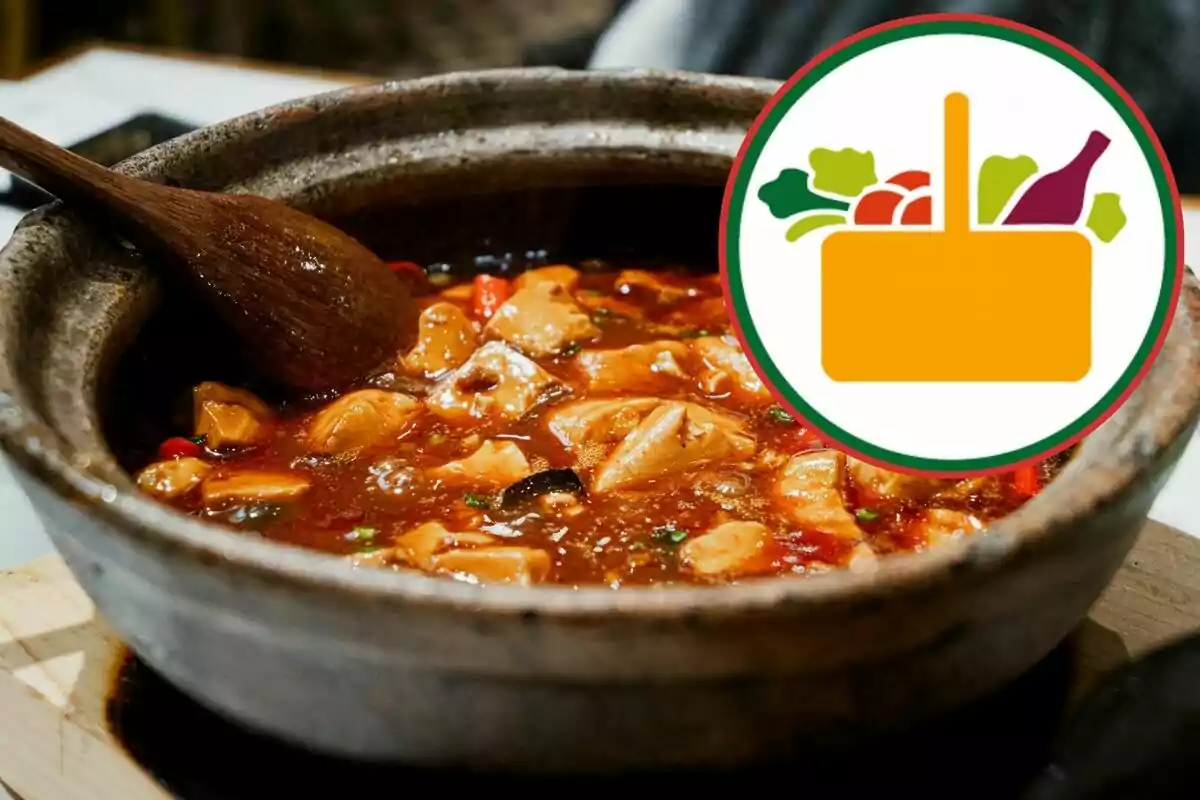 Olla de barro con guiso rojo y trozos de carne mezclados con verduras, una cuchara de madera y un gráfico de canasta de alimentos en la esquina superior derecha