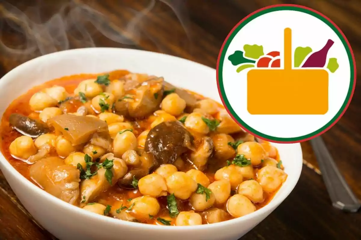 Plato hondo con guiso de garbanzos y verduras decorado con perejil junto a un icono de canasta de alimentos Plato hondo con guiso de garbanzos y verduras decorado con perejil junto a un icono de canasta de alimentos