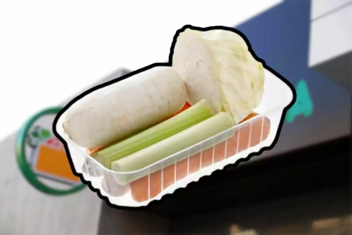 Bandeja de plástico con verduras frescas como zanahoria, apio, col y nabo frente a una tienda Bandeja de plástico con verduras frescas como zanahoria, apio, col y nabo frente a una tienda