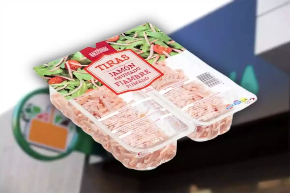 Envase de tiras de jamón ahumado fiambre sobre un fondo desenfocado Envase de tiras de jamón ahumado fiambre sobre un fondo desenfocado