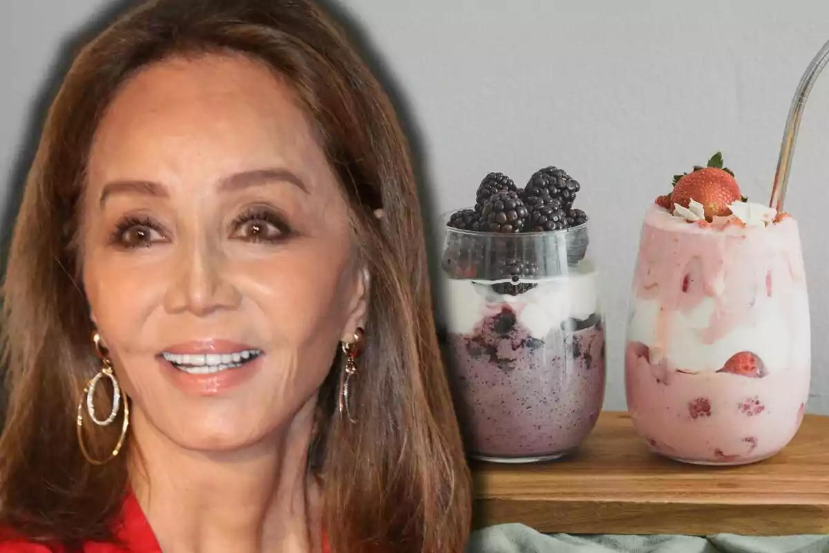 Isabel Preysler sonriente con cabello castaño y aretes dorados aparece junto a dos vasos de postres cremosos con frutas, uno decorado con moras y el otro con fresas