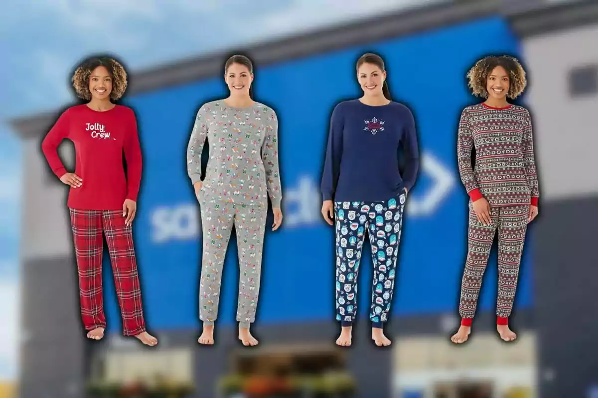 Cuatro mujeres posan usando pijamas de invierno con diferentes estampados y colores frente a un fondo borroso de una tienda Sam's Club.
