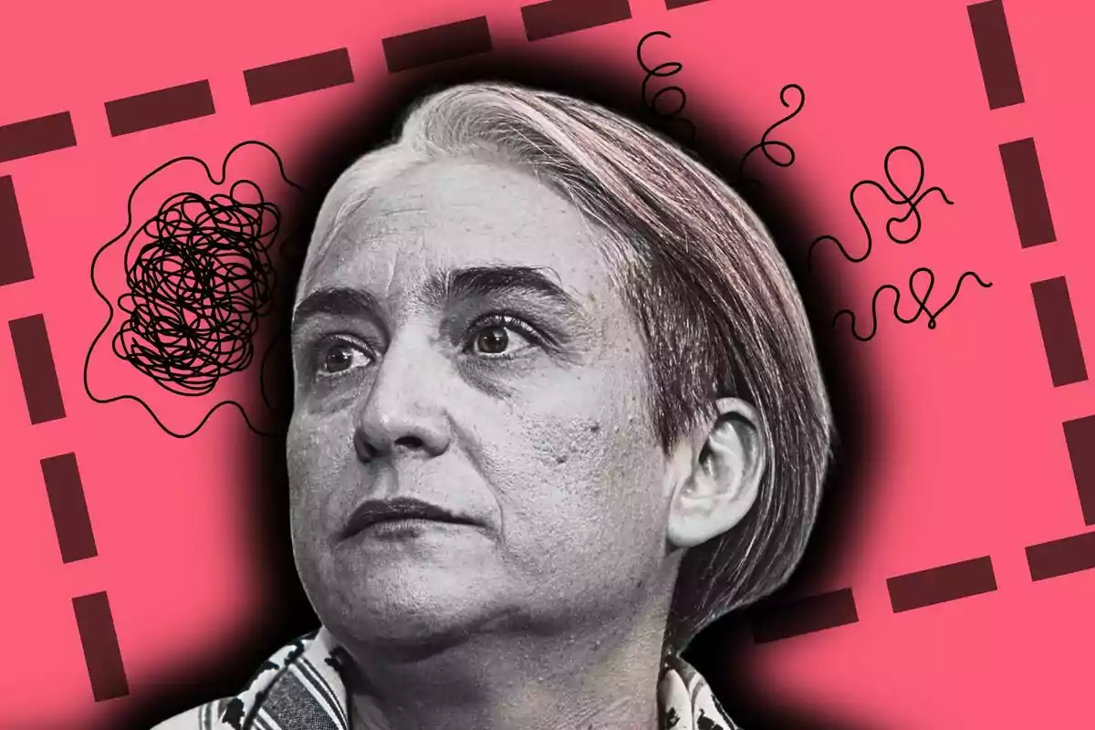 Retrat en blanc i negre d’Ada Colau amb expressió seriosa sobre un fons rosa amb línies i gargots negres.