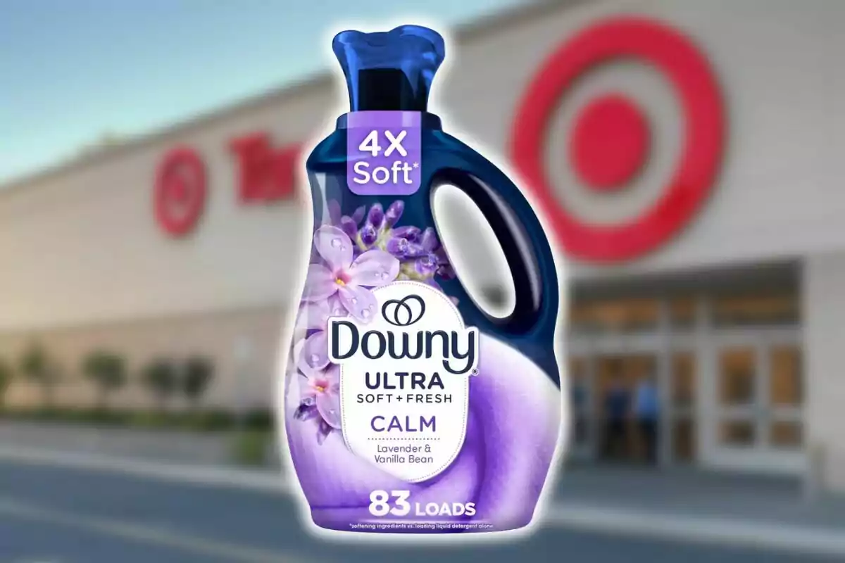 Botella de suavizante Downy Ultra Soft Fresh Calm con aroma a lavanda y vainilla frente a una tienda Target desenfocada. Botella de suavizante Downy Ultra Soft Fresh Calm con aroma a lavanda y vainilla frente a una tienda Target desenfocada.