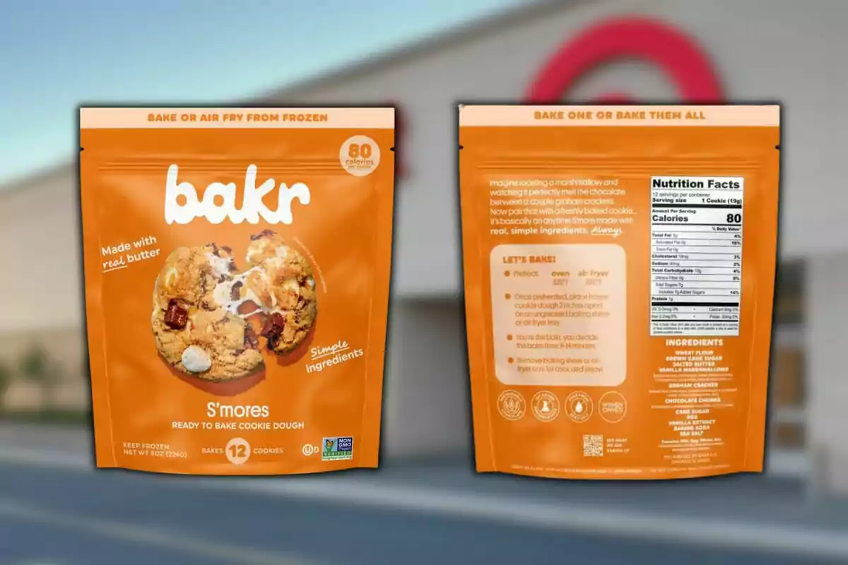 Paquete naranja de masa para galletas sabor s'mores de la marca bakr de Target con instrucciones y tabla nutricional en la parte trasera. Paquete naranja de masa para galletas sabor s'mores de la marca bakr de Target con instrucciones y tabla nutricional en la parte trasera.