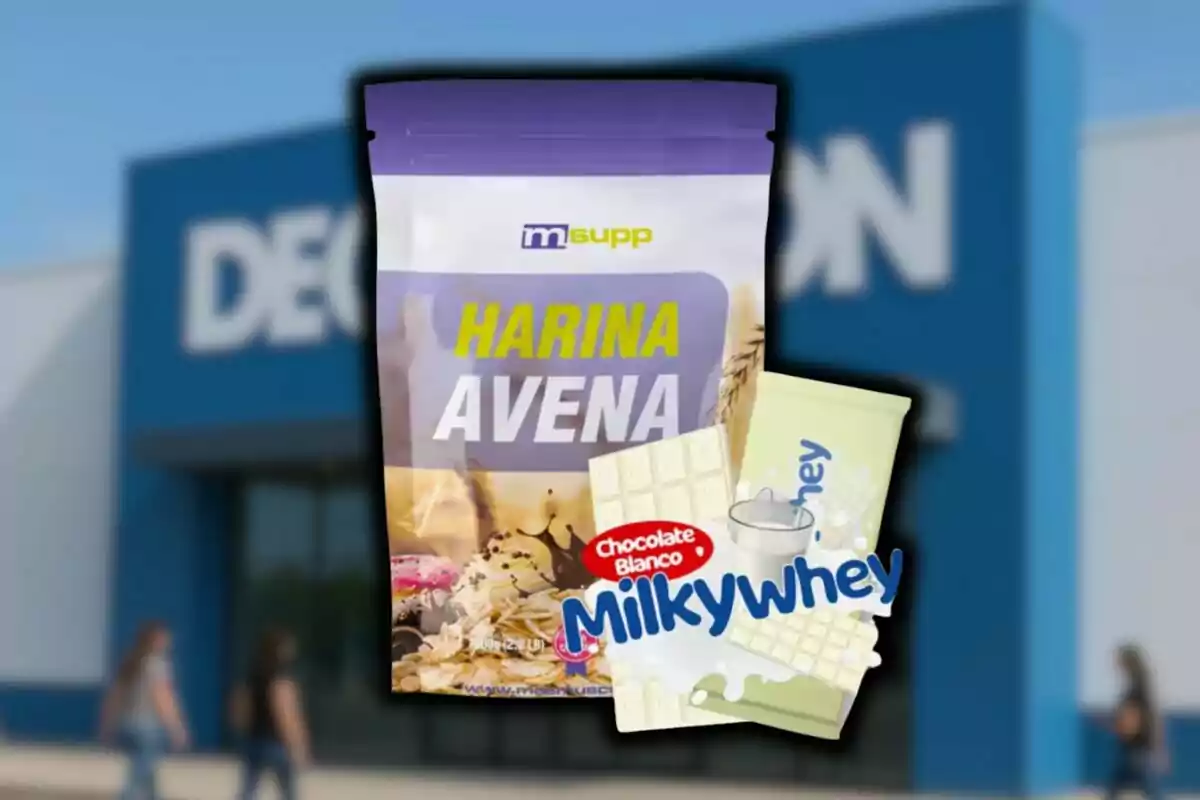 Paquet de farina de civada sabor xocolata blanca Milkywhey davant d’una botiga Decathlon desenfocada amb persones caminant.
