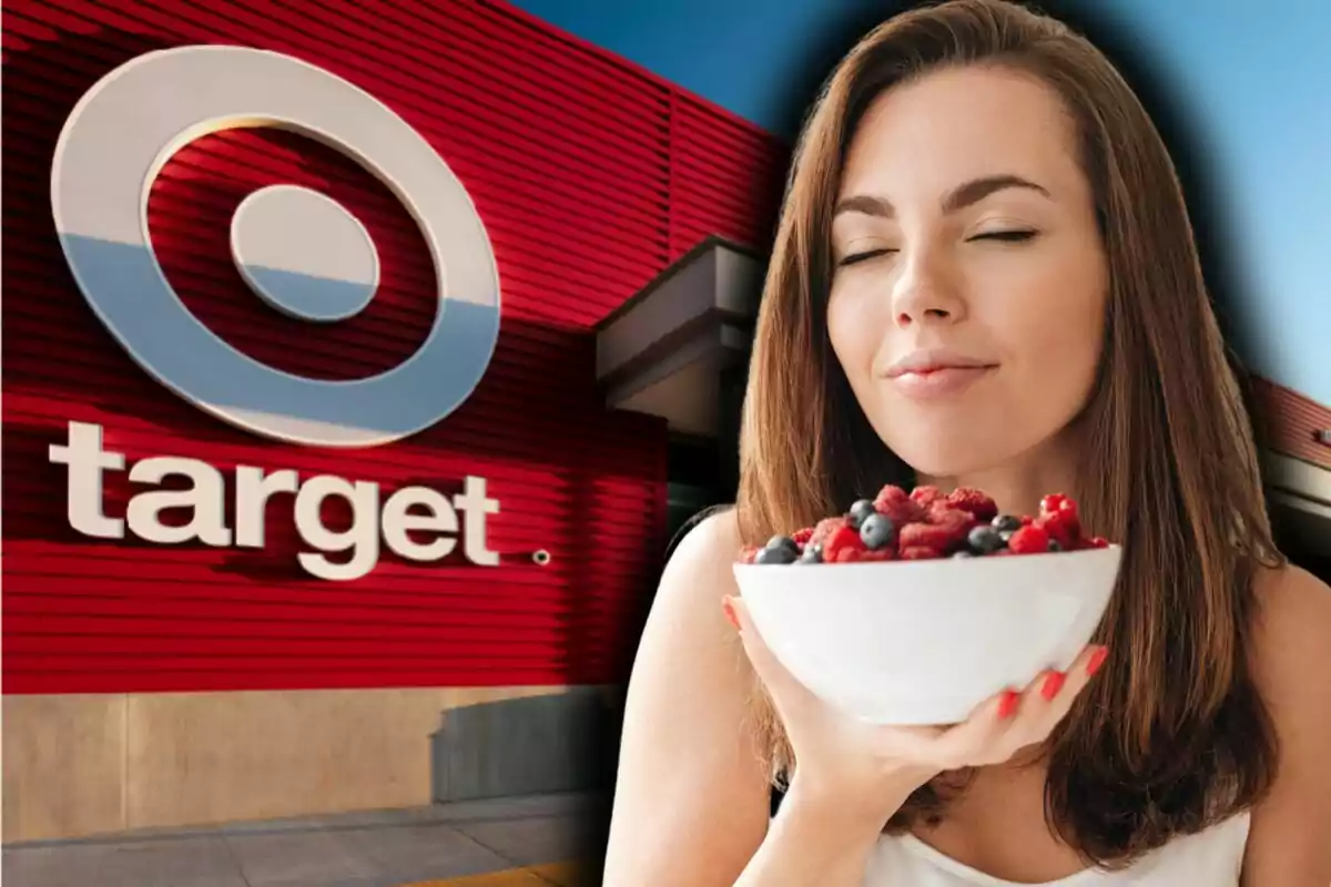 Mujer sonriente con los ojos cerrados sostiene un tazón de frutas frente a una tienda de Target.