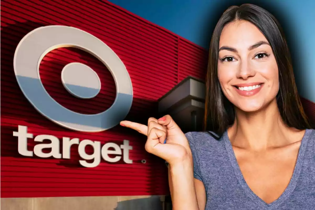 Mujer sonriente señalando el letrero de una tienda Target.