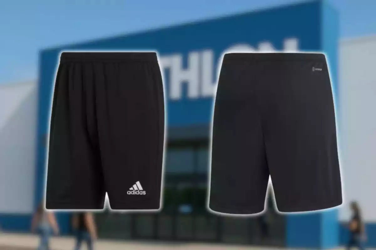 Dos pantalons curts esportius negres d’Adidas, que es venen a Decathlon, són sobre un fons desenfocat d’una botiga esportiva. Dos pantalons curts esportius negres d’Adidas, que es venen a Decathlon, són sobre un fons desenfocat d’una botiga esportiva.