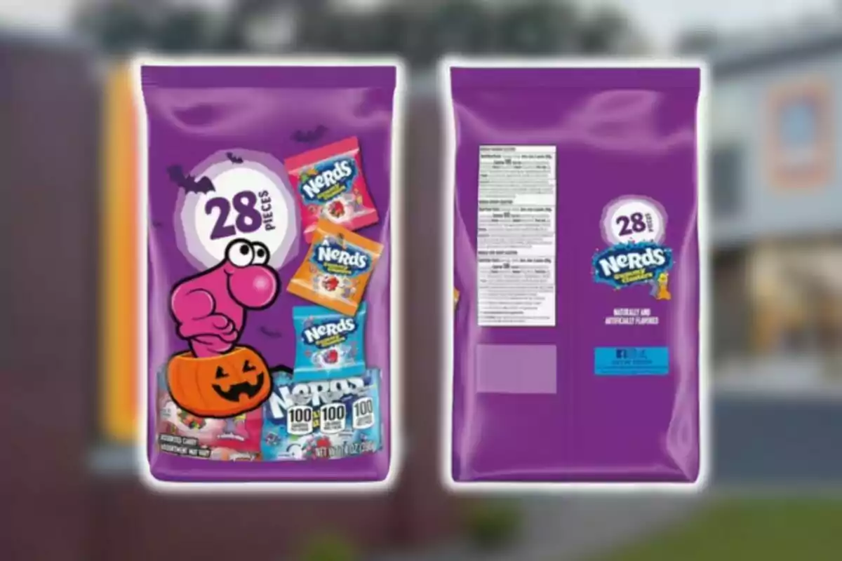 Bolsa morada de caramelos Nerds edición Halloween con 28 piezas de Aldi, ilustraciones de murciélagos y una calabaza, vista frontal y trasera del empaque.