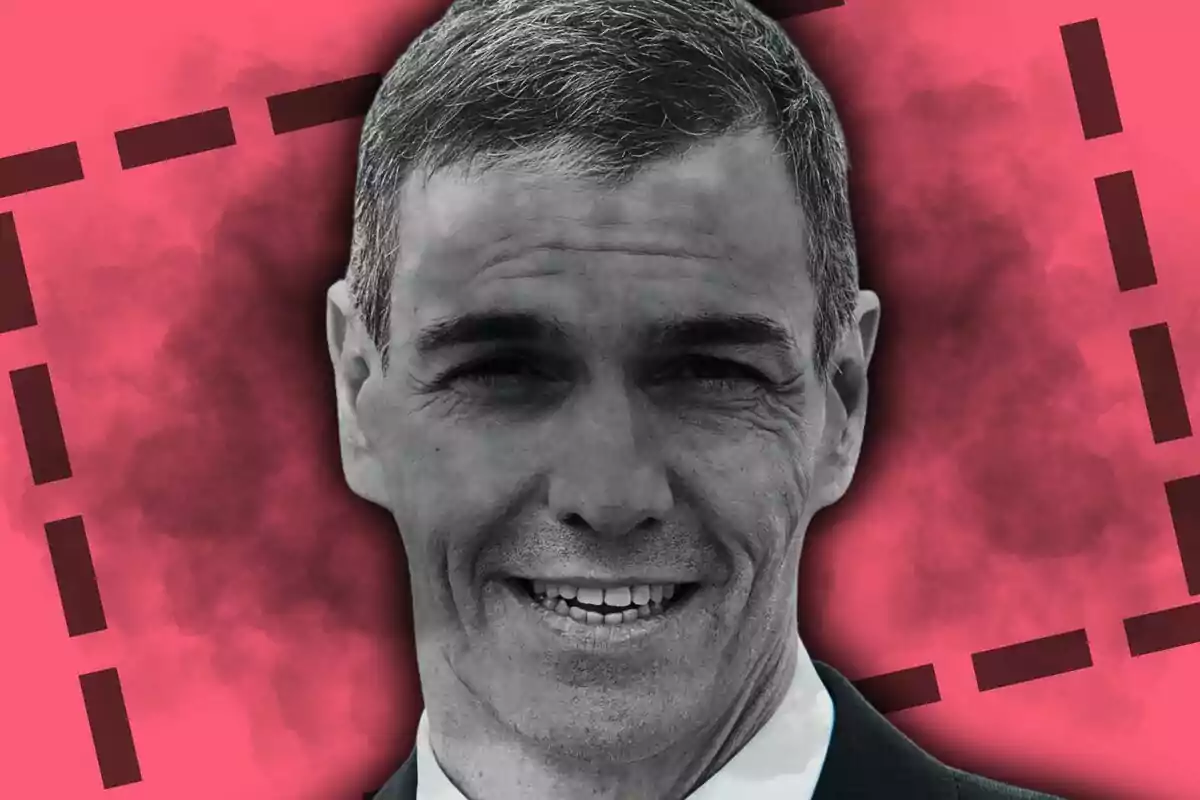 Retrat en blanc i negre de Pedro Sánchez somrient amb fons rosa i línies discontínues fosques.