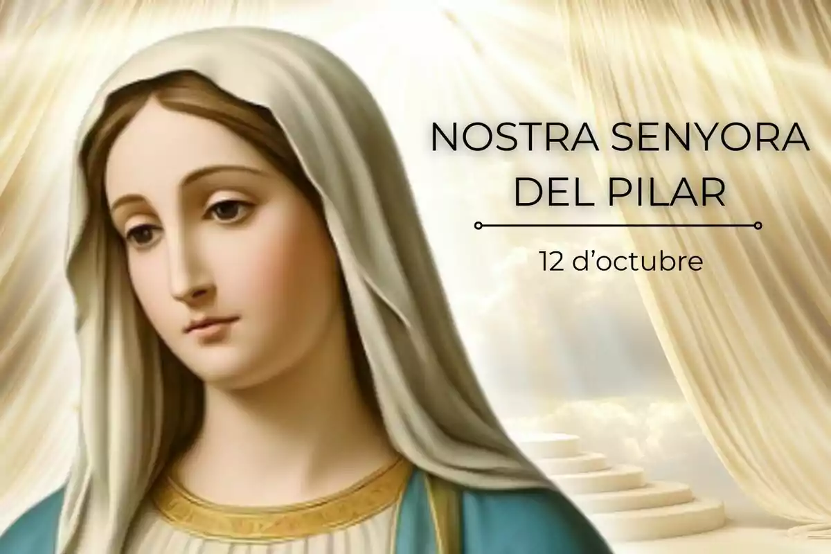 Imatge de la Mare de Déu amb mantell clar i fons de cortines daurades al costat d’un text que diu Nostra Senyora del Pilar 12 d’octubre.