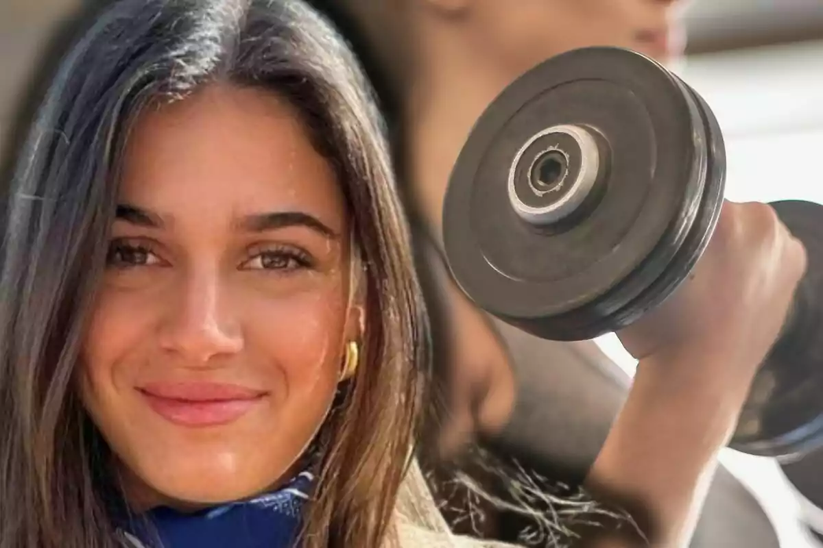 Sira Martínez somrient en primer pla al costat d’una persona aixecant una pesa al gimnàs