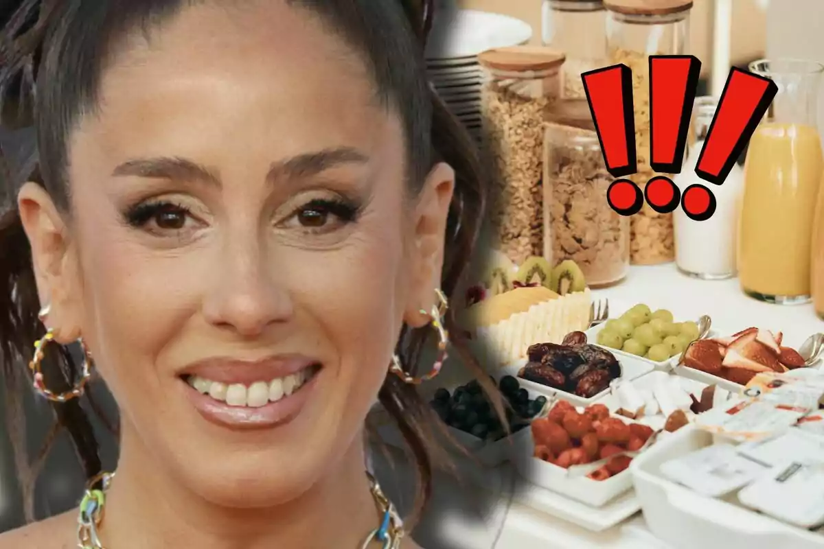 Anabel Pantoja sonriente en primer plano con una mesa de desayuno variado al fondo y tres signos de exclamación rojos grandes
