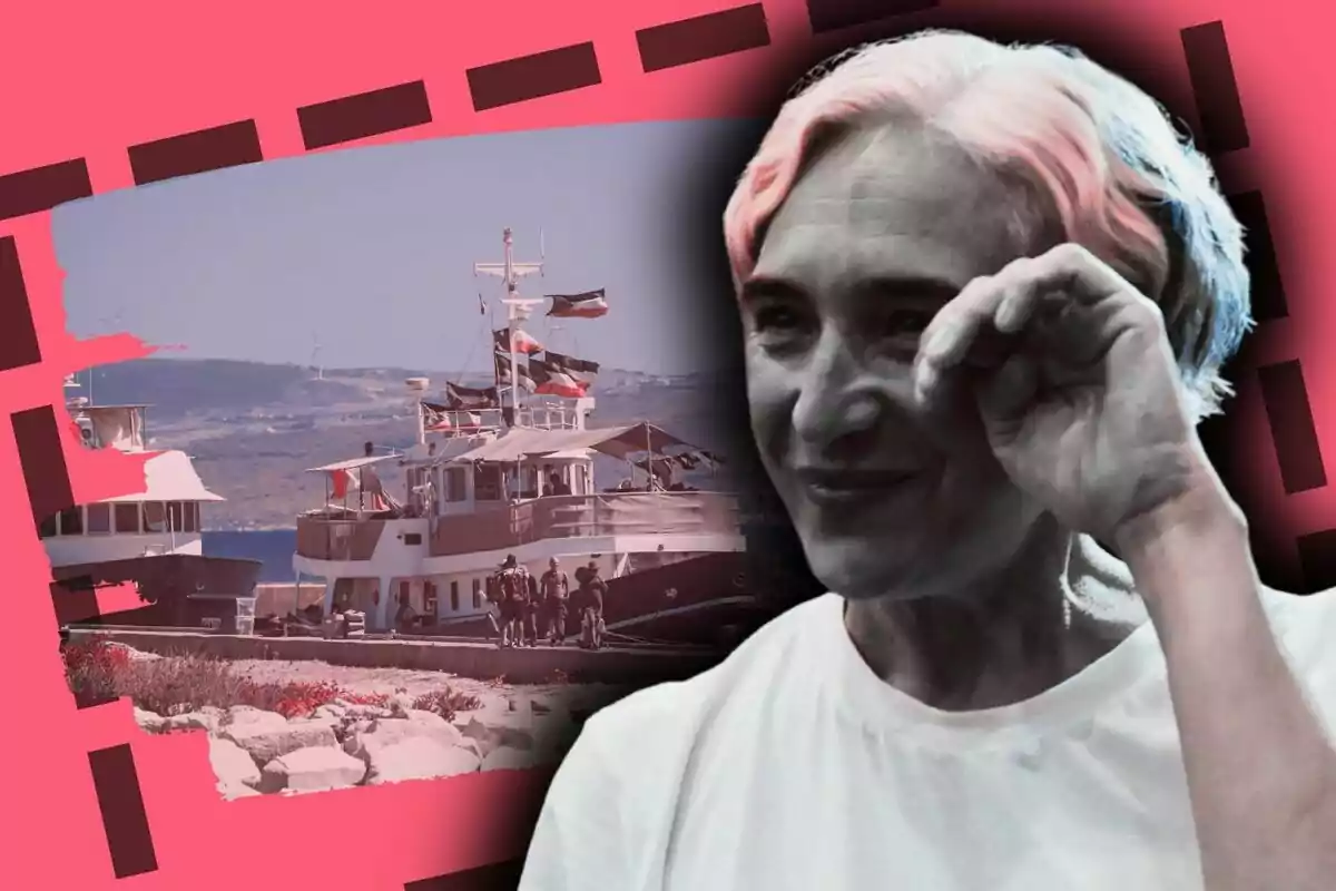 Ada Colau amb els cabells curts i clars somriu mentre es neteja una llàgrima, al fons s’observa un vaixell amb banderes i diverses persones al moll, tot sobre un fons rosa amb detalls gràfics.