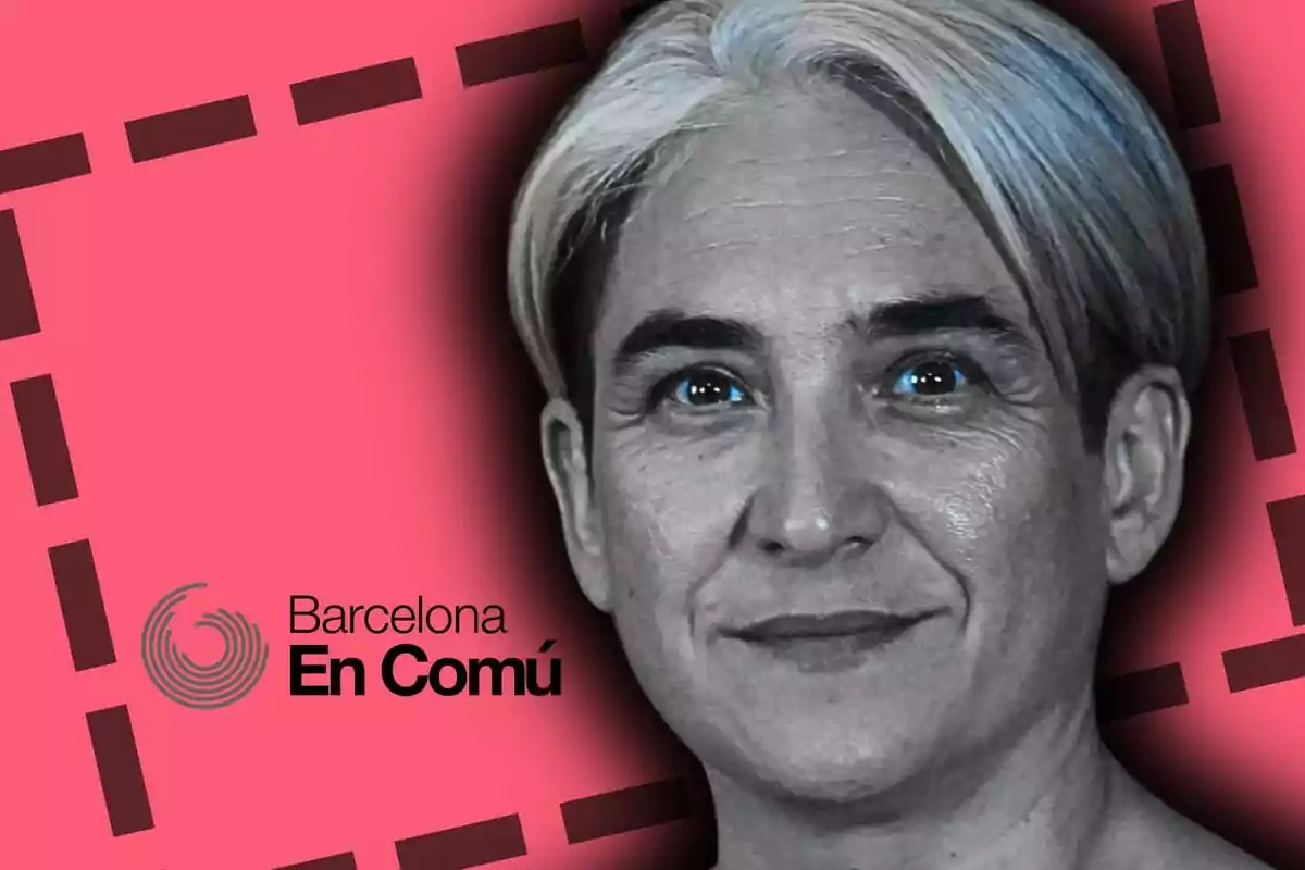 Retrat en blanc i negre d’Ada Colau sobre un fons rosa amb línies negres i el logotip de Barcelona En Comú a l’esquerra.