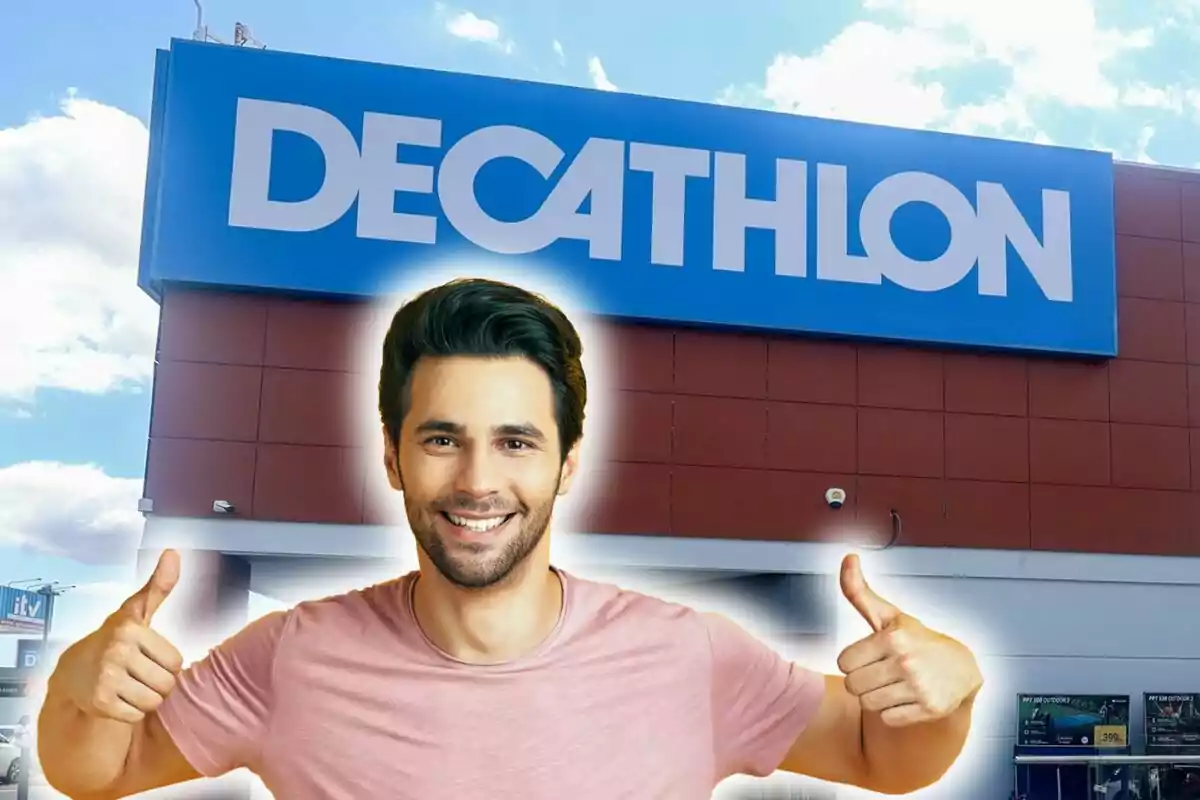 Home somrient amb els polzes amunt davant d’una botiga Decathlon.