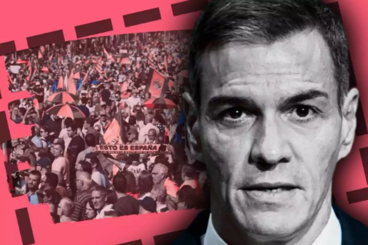Primer pla de Pedro Sánchez amb expressió seriosa sobre un fons que mostra una multitud de persones manifestant-se amb banderes i pancartes.