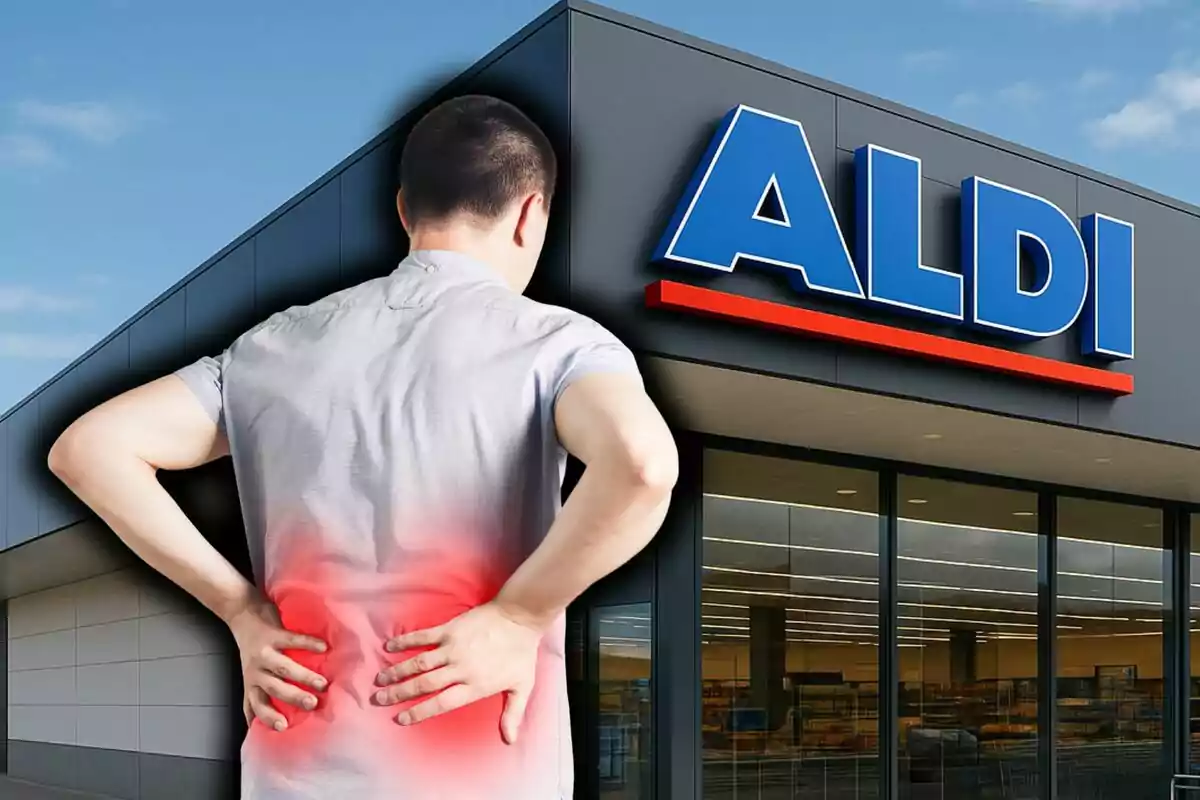 Hombre de espaldas con dolor lumbar frente a una tienda ALDI.