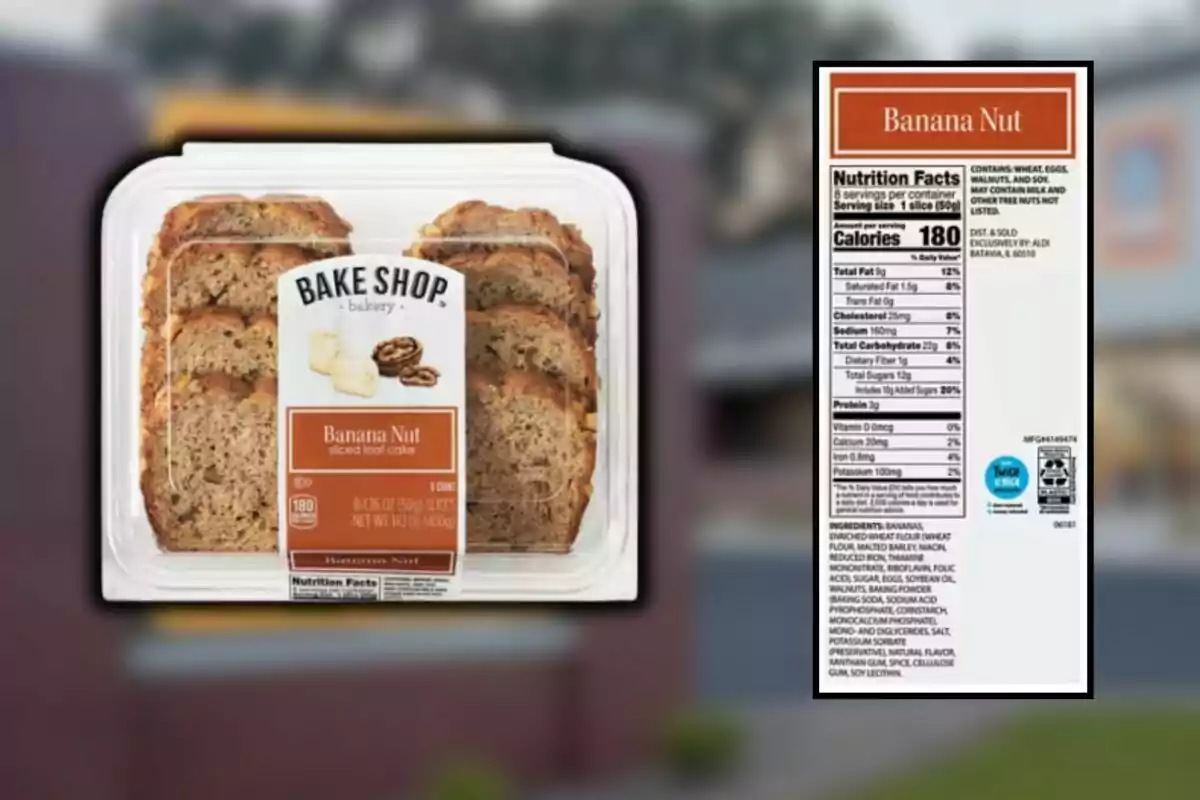Envase de pastel de plátano con nuez de la marca Bake Shop Bakery con varias rebanadas visibles y etiqueta nutricional al lado.