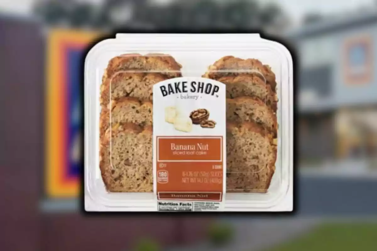 Montaje de fotos de un bizcocho de plátano y nueces de Aldi con una imagen del supermercado de fondo.