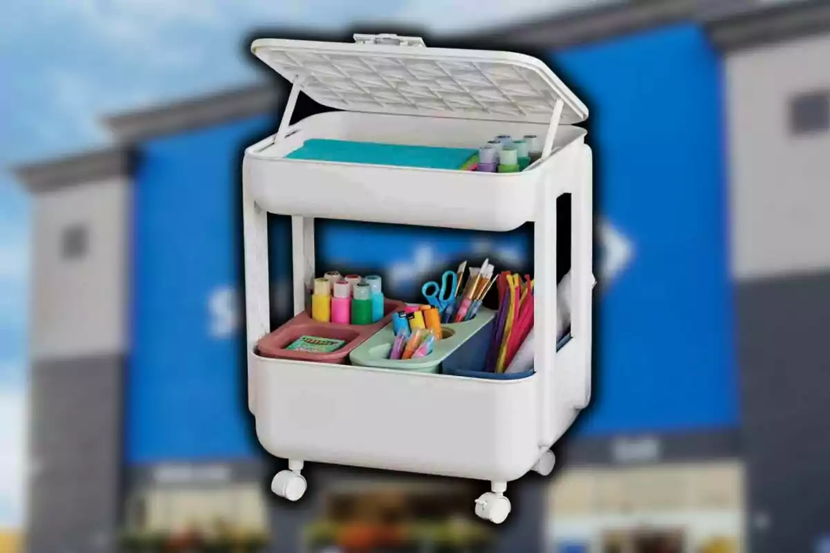 Carrito organizador blanco de Sam's Club con materiales de arte y manualidades frente a una tienda difuminada.