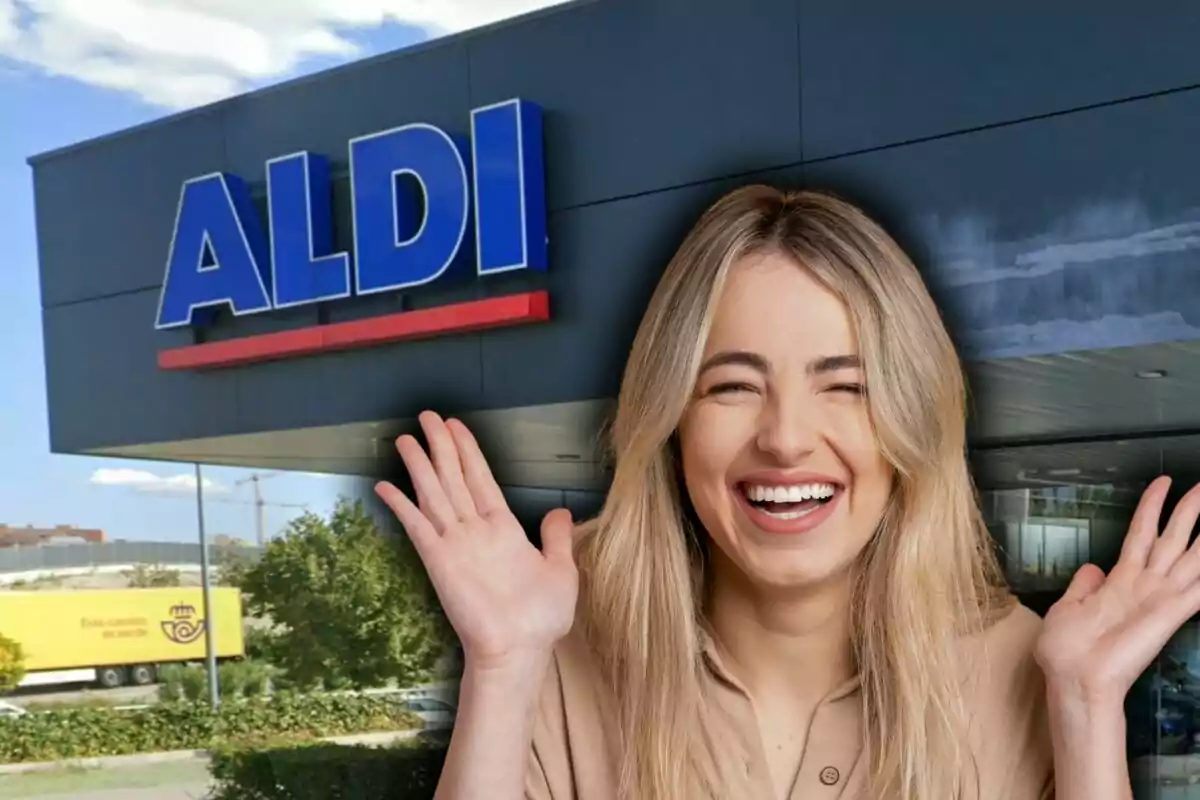 Mujer joven sonriendo y levantando las manos frente a una tienda de ALDI.