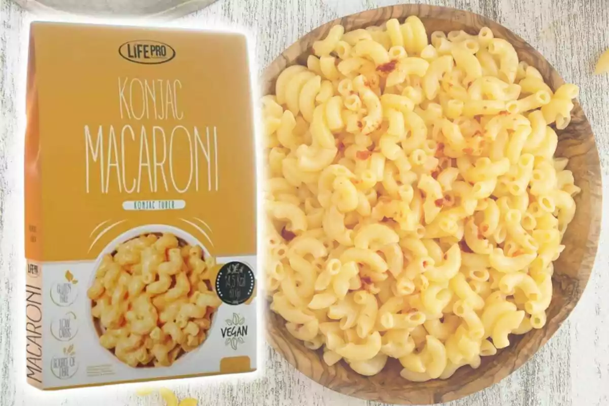 Caixa de pasta de konjac marca Life Pro de Decathlon al costat d’un plat de macarrons cuits sobre una taula blanca.