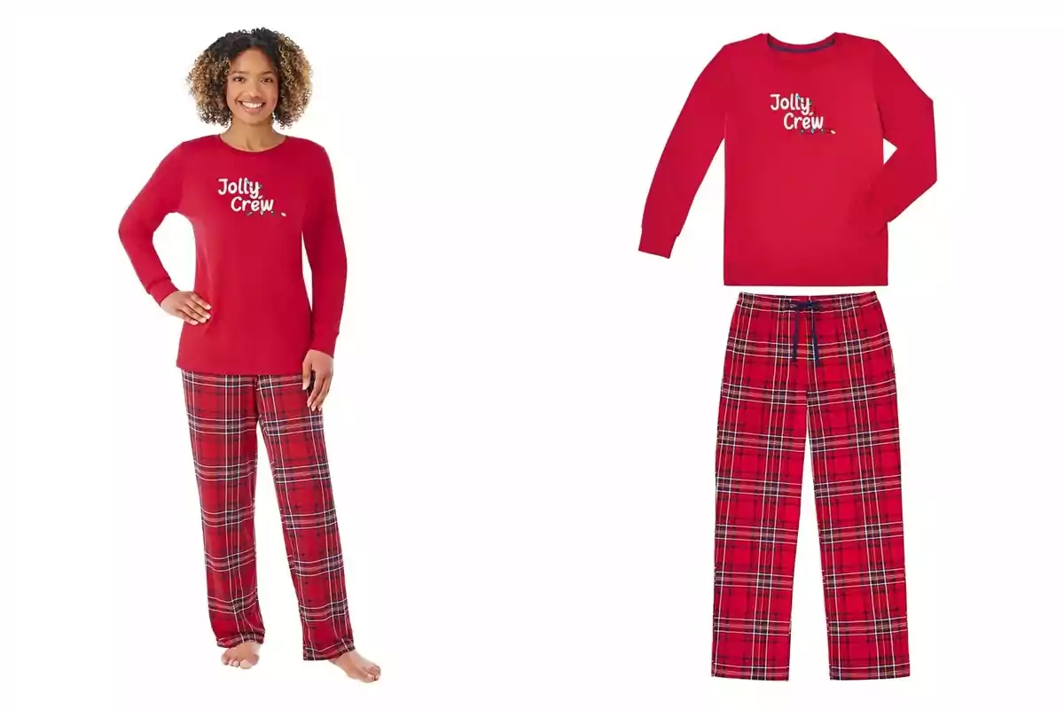 Mujer usando un pijama rojo con pantalón de cuadros y camiseta de manga larga con la frase Jolly Crew de Sam's Club junto a una imagen del mismo conjunto de pijama extendido sobre fondo blanco.