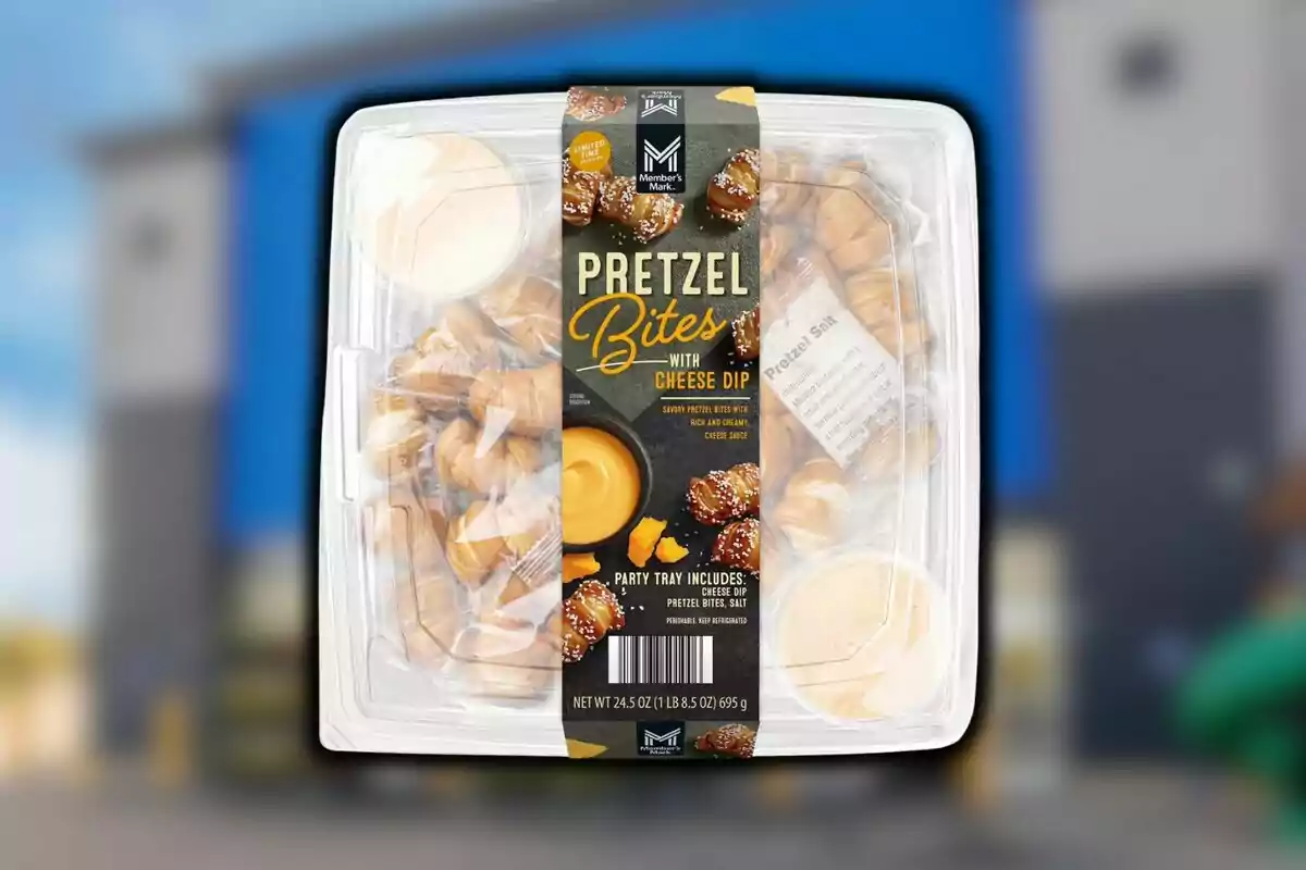 Envase de pretzel bites con dip de queso de la marca Member's Mark de Sam's Club sobre un fondo desenfocado.