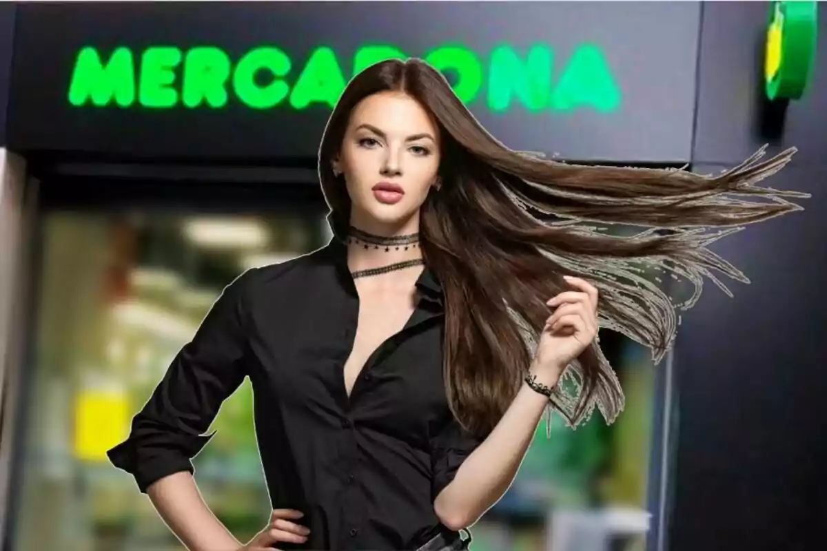 Mujer de cabello largo y liso con camisa negra posando frente a la entrada de un supermercado Mercadona