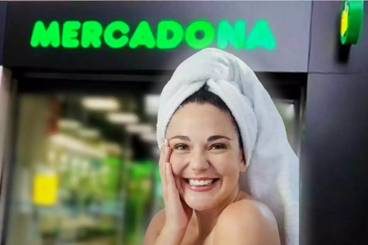Mujer sonriente con toalla en la cabeza frente a una tienda Mercadona