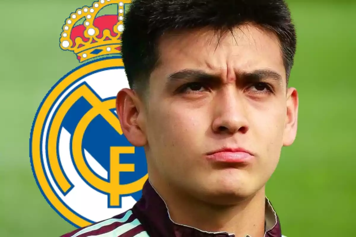 Jove futbolista amb expressió seriosa i l’escut del Reial Madrid de fons