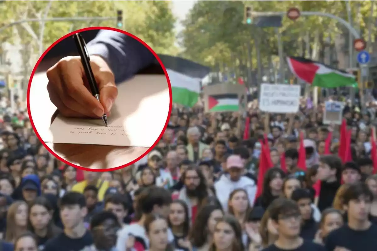 Una multitud de personas marcha con banderas y pancartas mientras en un círculo se muestra una mano escribiendo en una hoja de papel